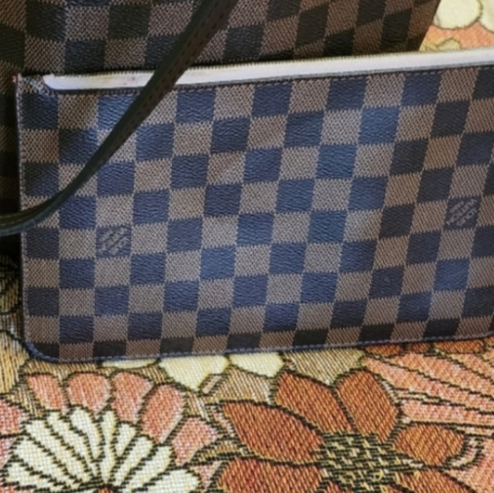 Authentic Louis Vuitton MM rose ballerine poshette.